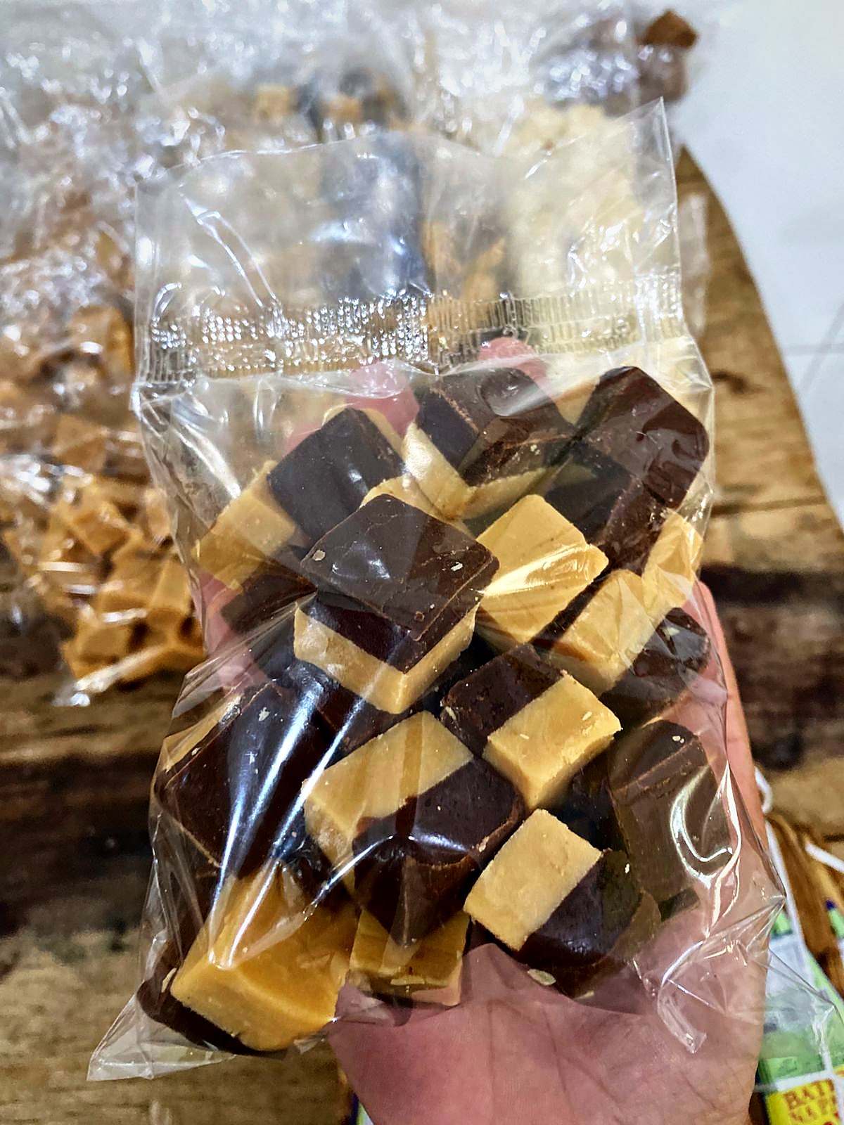 Saquinho de doce de leite com chocolate em cubos