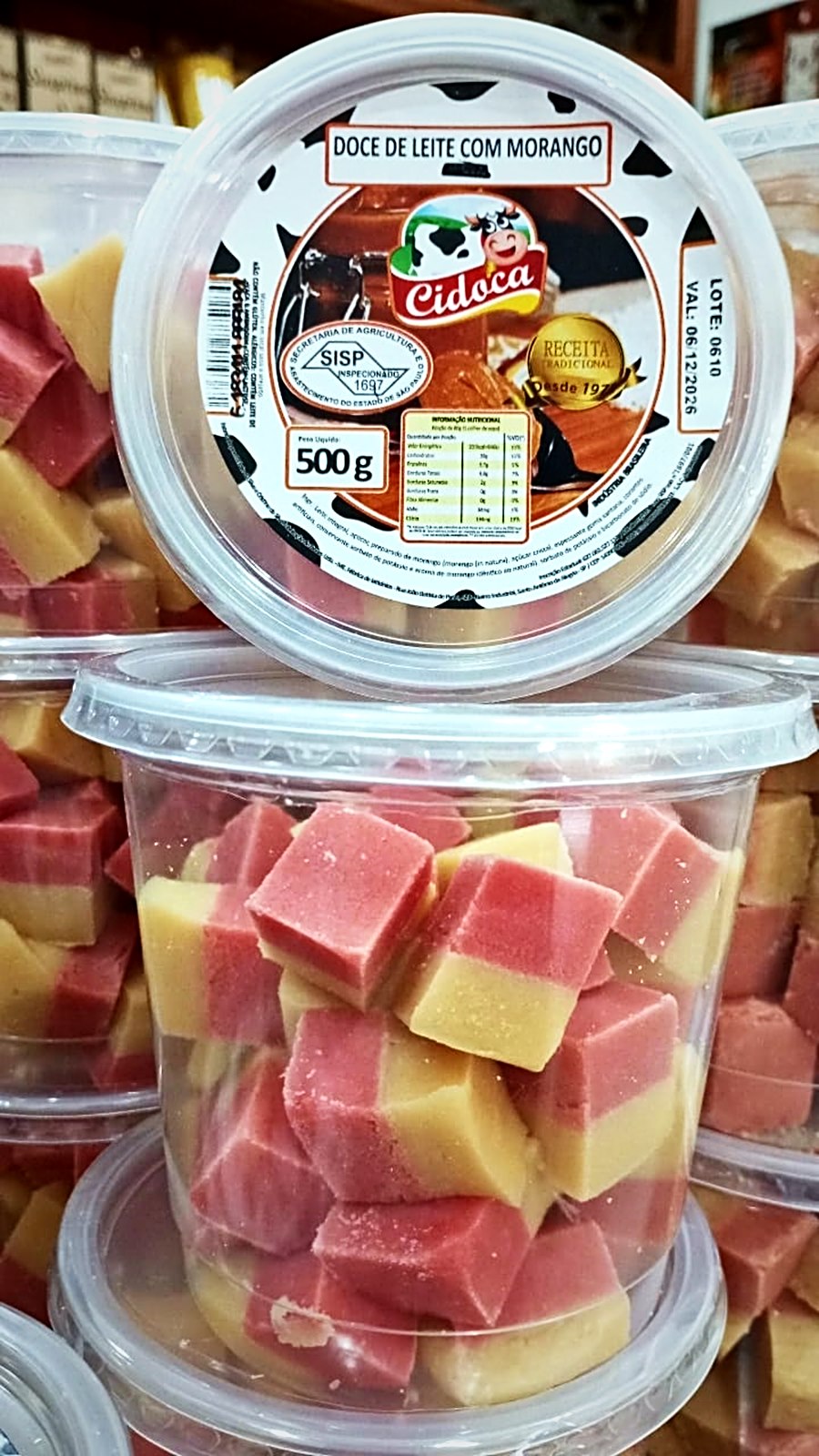 Potes de doce de leite com morango em tablete, com rótulo Cidoca na tampa
